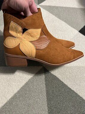 Monroe‎ & Main Flower Overlay Faux Suede Zippered Ankle Booties Women's Size 9M